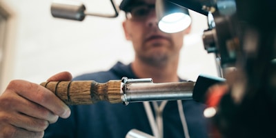 现代简约风格的网站门户首页界面，展示清晰的导航与内容入口