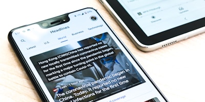 新闻编辑室场景，屏幕上显示着不断更新的体育新闻头条与快讯